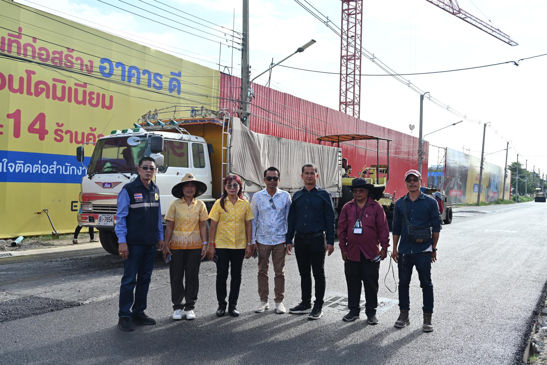 ลงพื้นที่เพื่อตรวจสอบและควบคุมความเรียบร้อยในการดำเนินโครงการปรับปรุงผิวจราจรแอสฟัลท์ติกคอนกรีต พร้อมท่อระบายน้ำ ค.ส.ล. ชนิดท่อเหลี่ยม (Box Culvert) บริเวณถนนซอยเรืองอร่าม